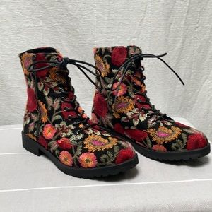 JustFab Embroidered Black Booties 8.5